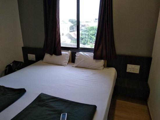 Hotel Devang Dwārka Bagian luar foto