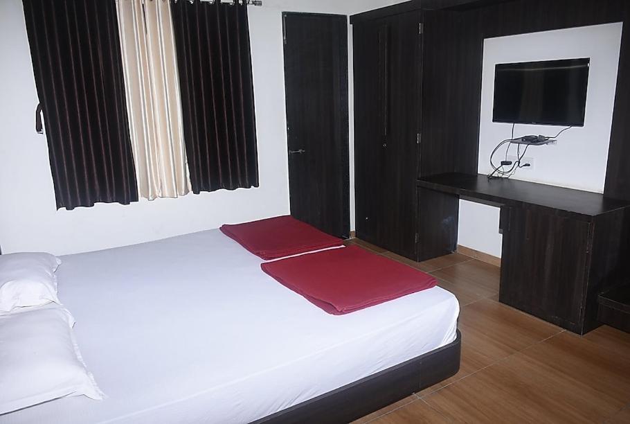 Hotel Devang Dwārka Bagian luar foto
