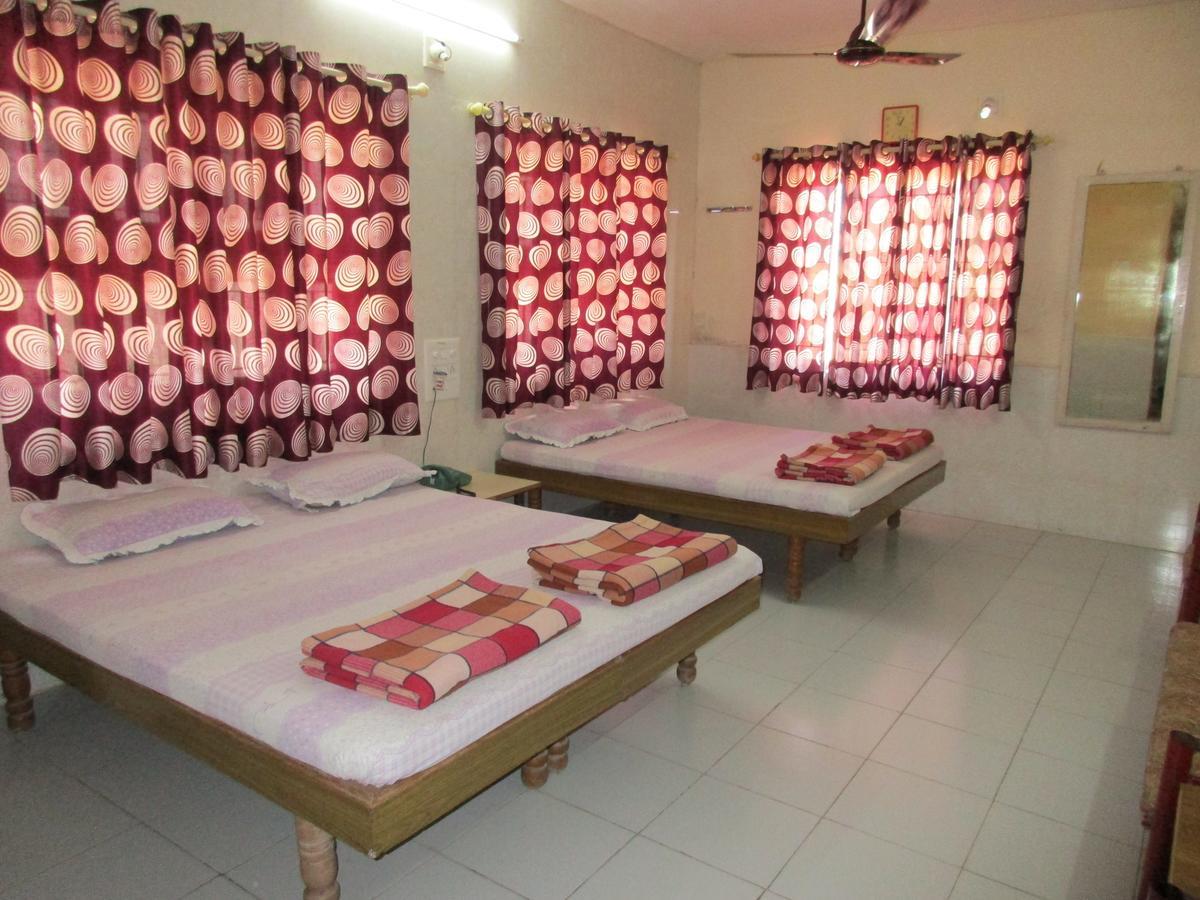 Hotel Devang Dwārka Bagian luar foto