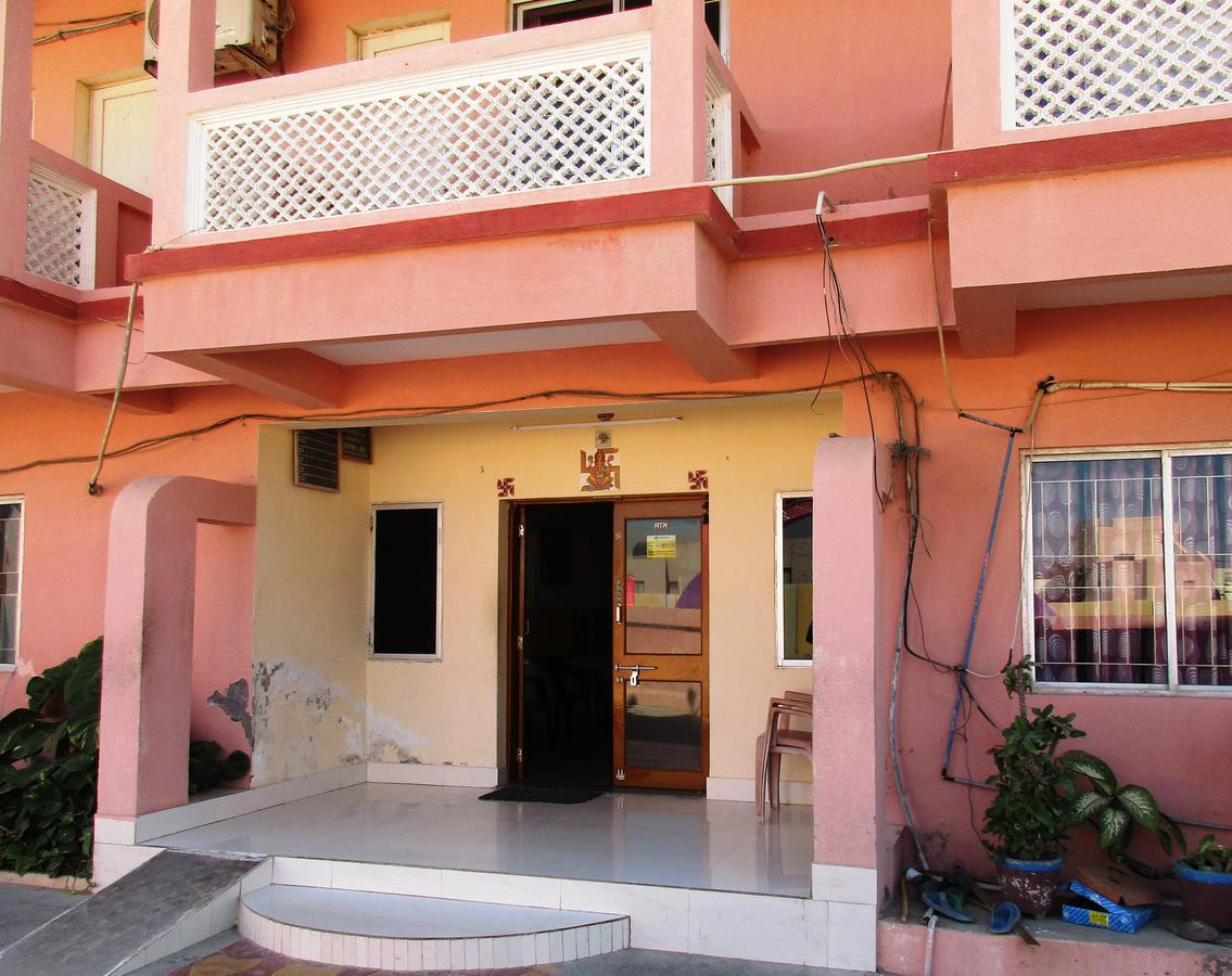 Hotel Devang Dwārka Bagian luar foto
