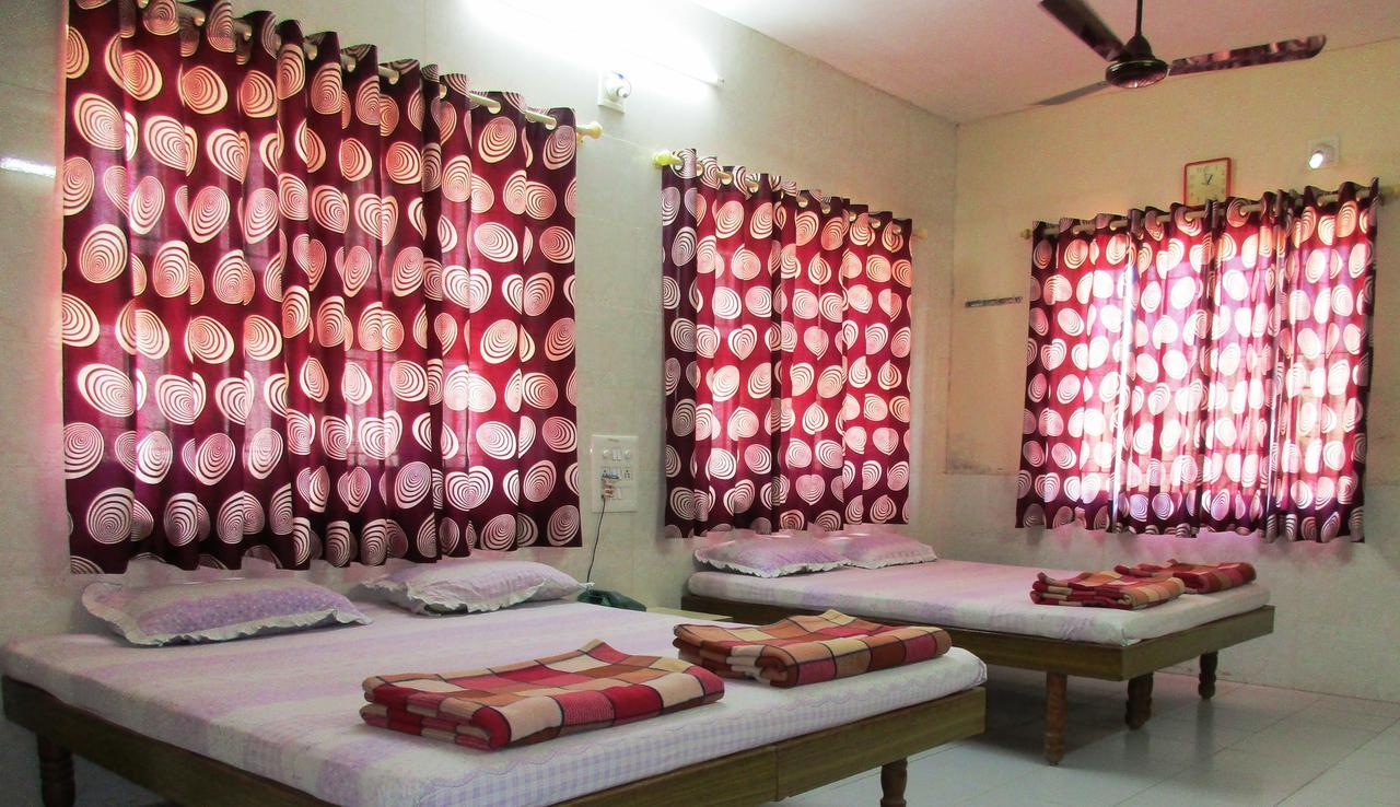 Hotel Devang Dwārka Bagian luar foto